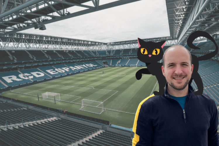 El autor del artículo, con un gato negro delante del campo del Espanyol