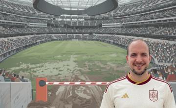 Gerard Mateo, con la camiseta 'literaria' de la selección española para el Mundial 2026, ante un campo de fútbol barrado y con una barrera / IA