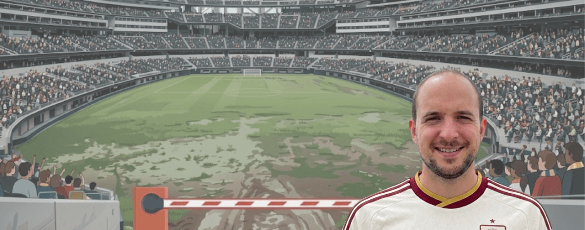 Gerard Mateo, con la camiseta 'literaria' de la selección española para el Mundial 2026, ante un campo de fútbol barrado y con una barrera / IA