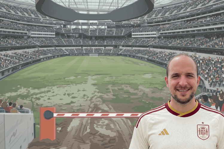 Gerard Mateo, con la camiseta 'literaria' de la selección española para el Mundial 2026, ante un campo de fútbol barrado y con una barrera / IA