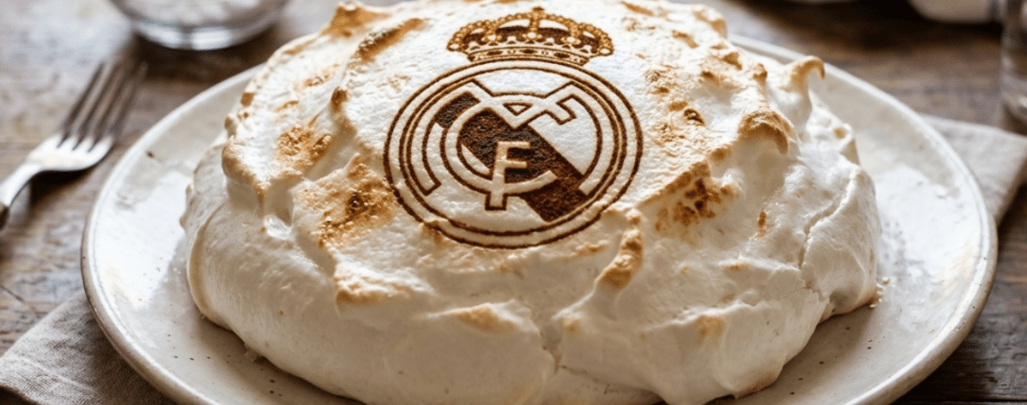 Un merengue con el escudo del Real Madrid / IA