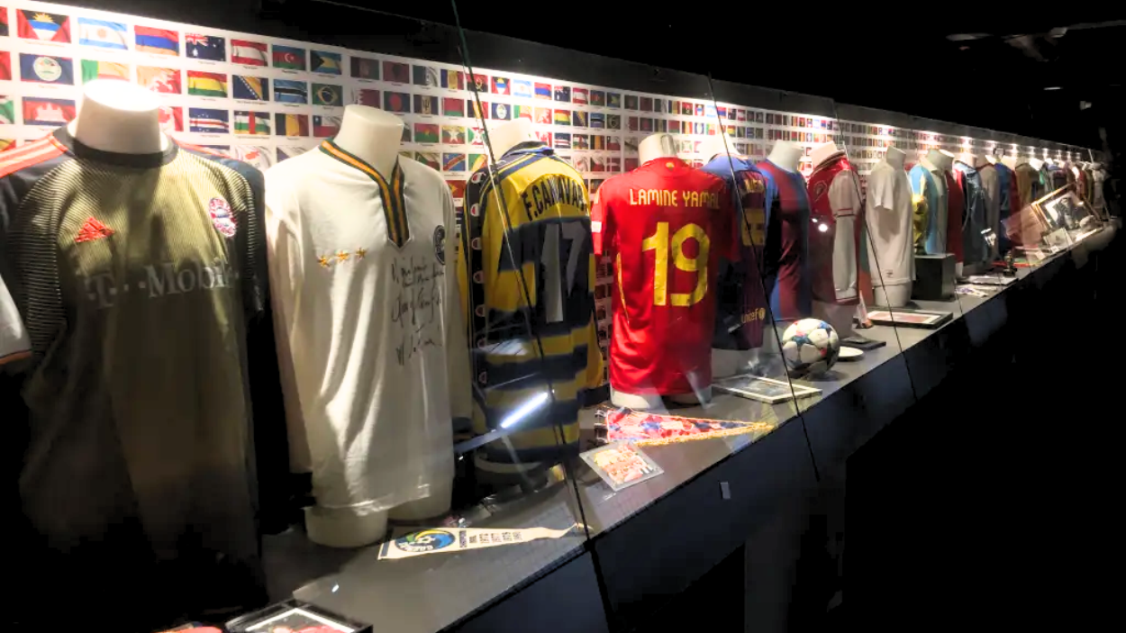 Algunas de las camisetas expuestas en el museo de San Siro / Gerard Mateo