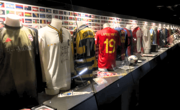 Algunas de las camisetas expuestas en el museo de San Siro / Gerard Mateo