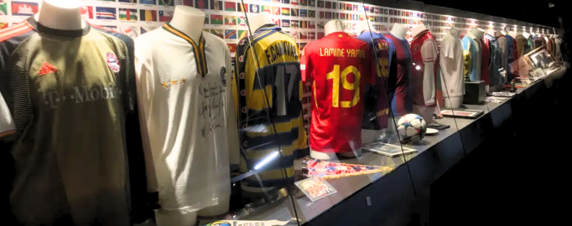Algunas de las camisetas expuestas en el museo de San Siro / Gerard Mateo