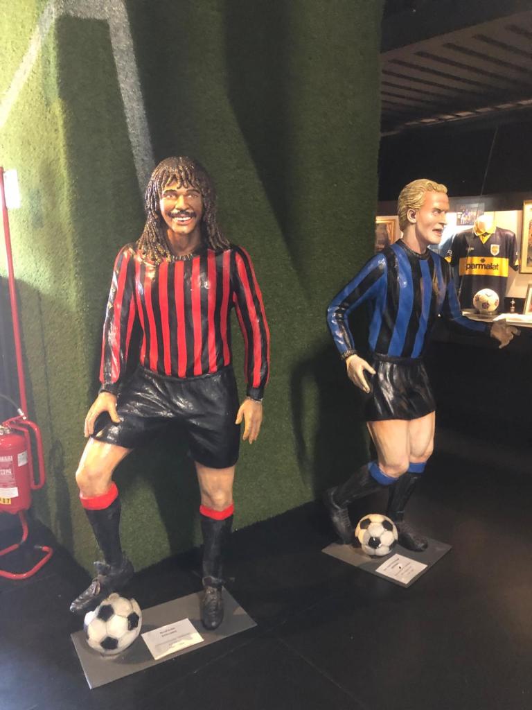 Las figuras de Gullit y Rummenigge en el museo de San Siro / Gerard Mateo