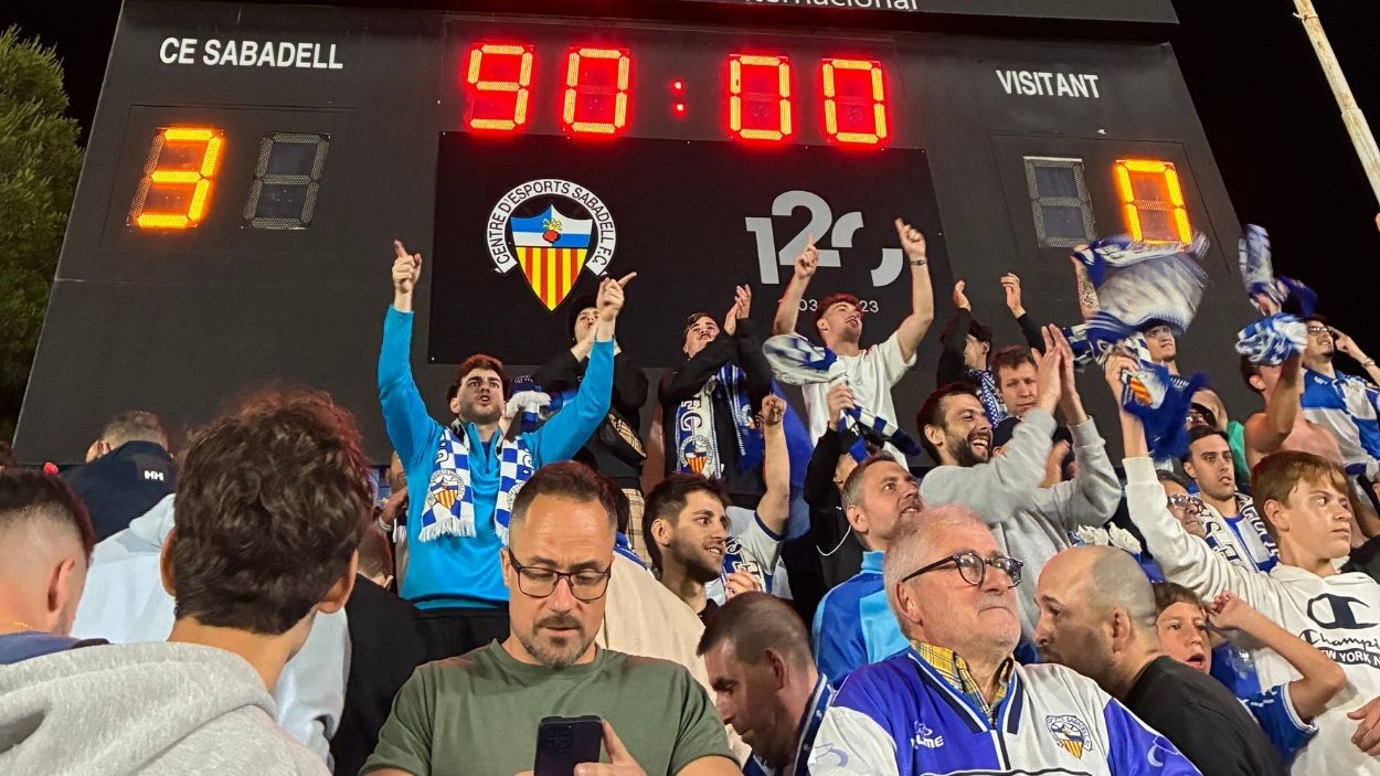 Aficionados del Sabadell en la Nova Creu Alta / Gerard Mateo