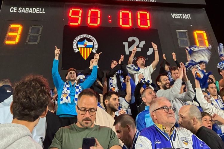 Aficionados del Sabadell en la Nova Creu Alta / Gerard Mateo